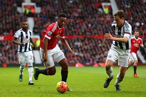 Martial thường xuyên đổi vị trí với Rooney trong hiệp 1