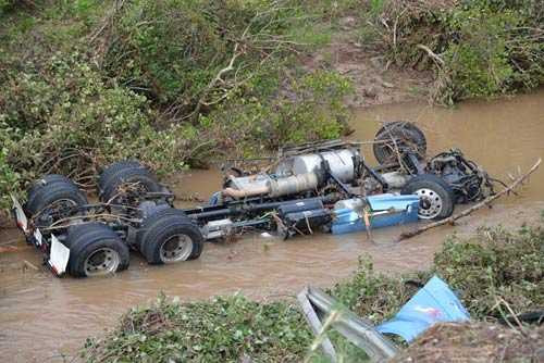 Khung rơ-moóc xe container còn lại bị chìm dưới nước. Khung rơ-moóc xe container còn lại bị chìm dưới nước.