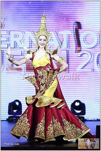 Hình ảnh một thí sinh trong phần thi trang phục dân tộc.