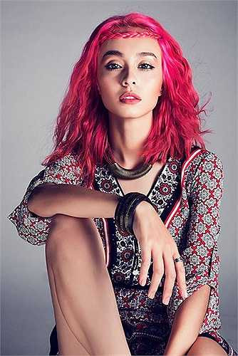 MLee tên thật là Quách Maily Tapiau, sinh năm 1994 bắt đầu gây chú ý khi hẹn hò với Cường Seven - bạn trai của của hot girl Chi Pu