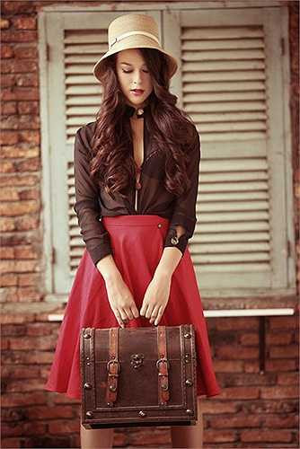 Điều ấn tượng ở cô gái này là có khả năng giao tiếp bằng 5 thứ tiếng: Anh, Pháp, Trung Quốc, Ý và Việt Nam