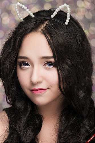 Trinh Tây tên thật là Ozeri Yael Phương Trinh sinh năm 1988, mang trong mình 2 dòng máu lai giữa Israel từ bố và Việt Nam của mẹ