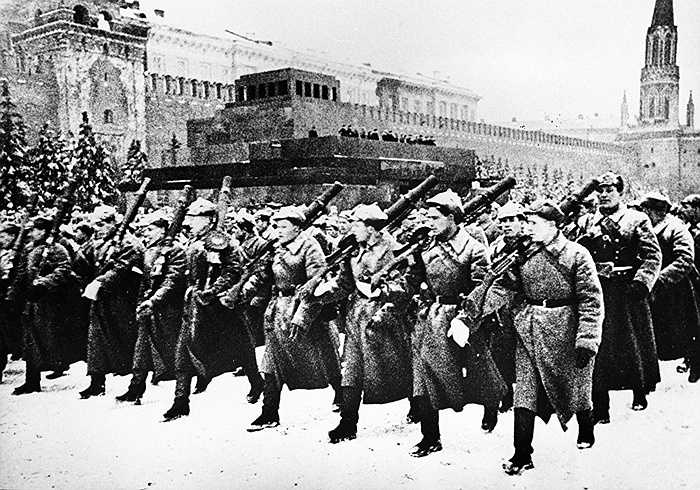 Các chiến sỹ Hồng quân Liên Xô trên Quảng trường Đỏ năm 1941