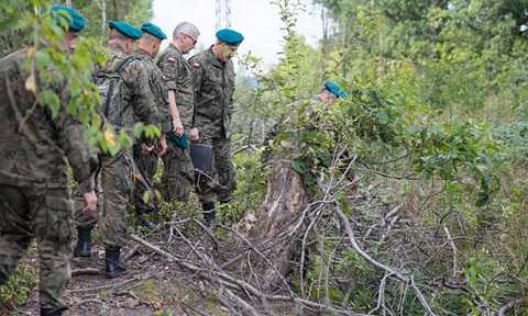 Các quân nhân Ba Lan đang kiểm tra khu vực gần Walbrzych, nơi được cho là có một đoàn tàu chở vàng bị chôn giấu trong Chiến tranh thế giới 2, công việc tiến hành hồi tháng 9 năm nay 
