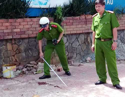 Cảnh sát khám nghiệm hiện trường. Ảnh: Xuân Thắng
