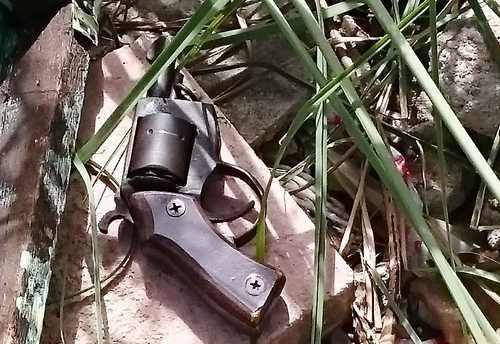 Khẩu súng rulô mà Vũ bắn được tìm thấy tại hiện trường. Ảnh: Xuân Thắng