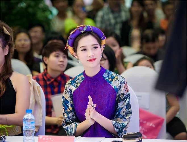 Tham dự một cuộc thi thời trang với tư cách giám khảo, Hoa hậu Đặng Thu Thảo lôi cuốn mọi ánh nhìn bởi vẻ đẹp lạ trong trang phục ấn tượng.