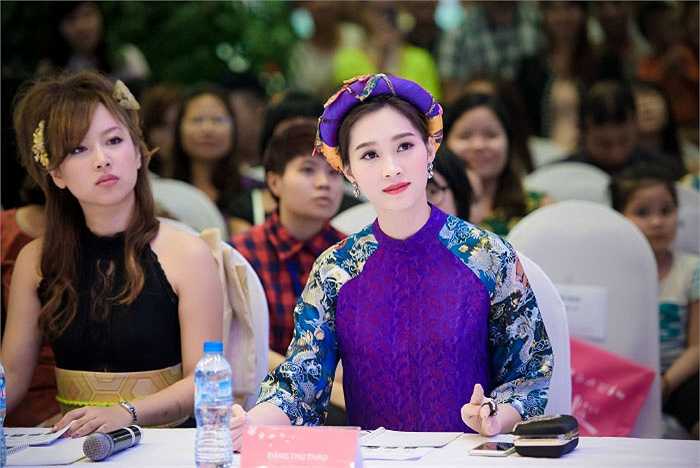 Hoa hậu Việt Nam 2012 nổi bật trên hàng ghế giám khảo.