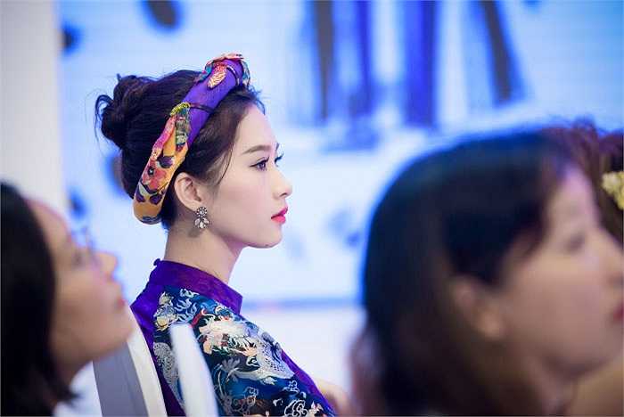 Người đẹp chăm chú theo dõi các bộ sưu tập thời trang.