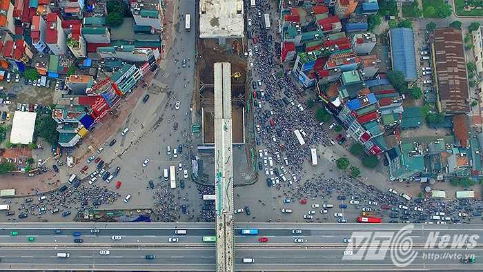 Ngã tư Nguyễn Xiển – Nguyễn Trãi – Khuất Duy Tiến được coi là ngã tư lớn nhất Thủ đô hiện nay, tuy nhiên tại ngã tư này vào hai khung giờ cao điểm buổi sáng và chiều mỗi ngày, tình trạng ùn tắc giao thông lại thường xuyên xảy ra.