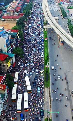 Đường Nguyễn Trãi nay còn được người dân gọi là ’con đường đau khổ’ mới của Hà Nội kể từ khi công trình đường sắt đô thị trên cao Cát Linh - Hà Đông khởi công xây dựng.