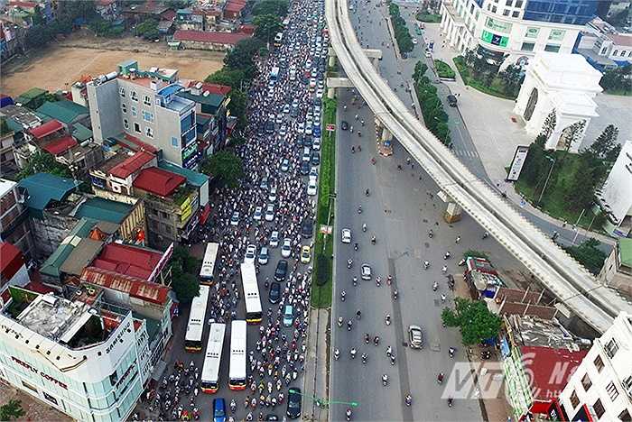 Không chỉ ở ngã tư Nguyễn Xiển – Nguyễn Trãi – Khuất Duy Tiến mà dòng xe cộ ùn tắc còn kéo dài tới tận Ngã tư Sở. Người dân khi lưu thông trên tuyến đường này tỏ ra khá bức xúc và mệt mỏi khi phải vật lộn với nạn ùn tắc giao thông xảy ra mỗi ngày.