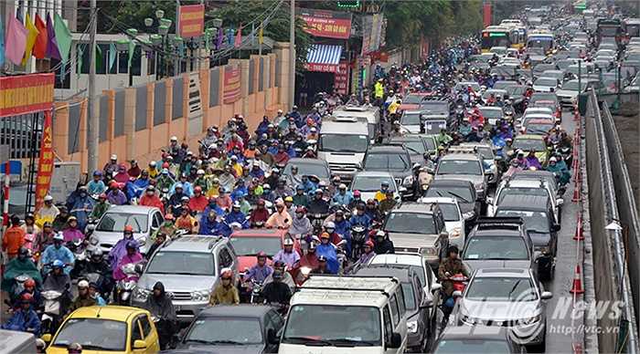 Sáng 9/11, do là sáng đầu tuần cộng thêm thời tiết có mưa trên diện rộng tại nhiều tuyến phố của thủ đô. Nút giao thông Nguyễn Xiển – Nguyễn Trãi lại rơi vào cảnh tắc nghẽn nghiêm trọng