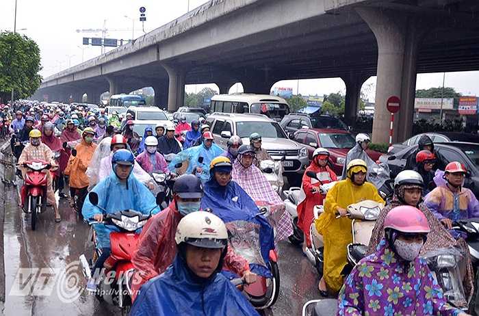 Dòng xe cộ ‘bò’ trong cơn mưa hàng tiếc đồng hồ vẫn chưa thoát khỏi cảnh ùn tắc. (Ảnh: Nguyễn Long)