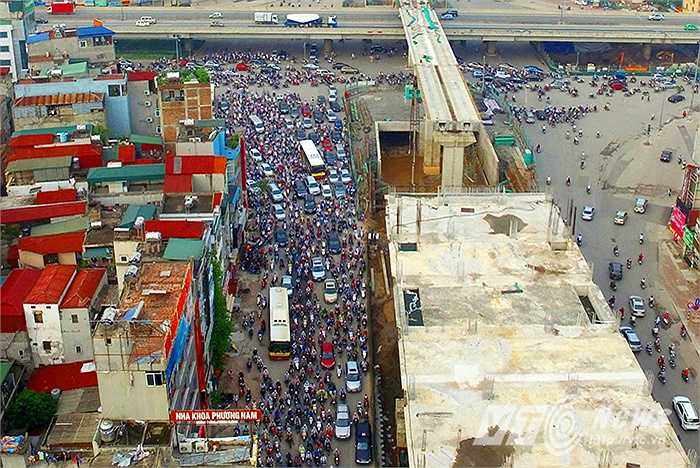 Đỉnh điểm có thể kể đến vụ tắc đường kéo dài tới tận 3 giờ đồng hồ tại ngã tư này xảy ra vào ngày 8/10. Hàng chục ngàn phương tiện gồm cả ôtô và xe máy lưu thông theo chiều Khuất Duy Tiến – Nguyễn Xiển bị ùn tắc, nhích từng cm một.