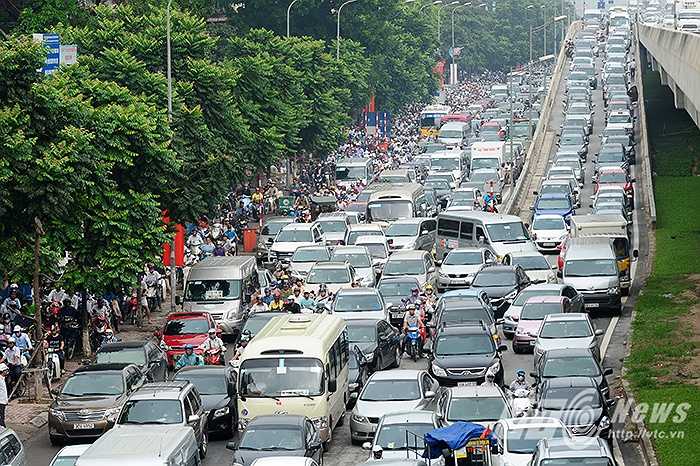 Toàn bộ phần đường Khuất Duy Tiến trở thành làn đường dành riêng cho ôtô.