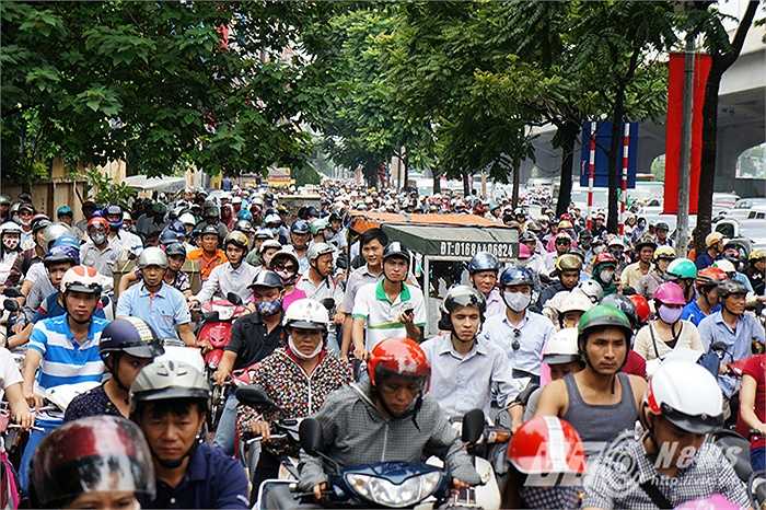 Khiến các xe máy lưu thông qua đây phải chạy lên vỉa hè, tuy nhiên vỉa hè của tuyến đường này cũng ngay lập tức rơi vào tình trạng tắc nghẽn. 