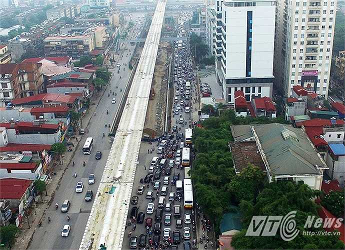 Lực lượng CSGT Đội 7 (CA TP Hà Nội) đã phải huy động 20 chiến sĩ cùng công an phường Thanh Xuân Nam, Thanh Xuân bắc điều tiết giao thông tại ngã tư Khuất Duy Tiến – Nguyễn Trãi. Đến thời điểm 9h30 cùng ngày (Gần 3 giờ đồng hồ kể từ khi bắt đầu xảy ra tình trạng ùn tắc). Các phương tiện vẫn xếp hàng dài dọc theo các tuyến đường Nguyễn Trãi, Khuất Duy Tiến, Nguyễn Xiển.