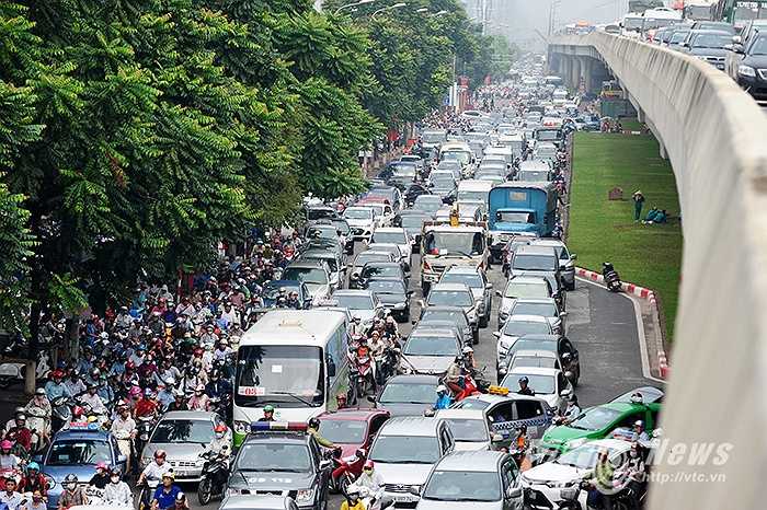 Hàng dài các phương tiện chen chân nhích từng cm qua ‘ngã tư đau khổ nhất Thủ đô’.