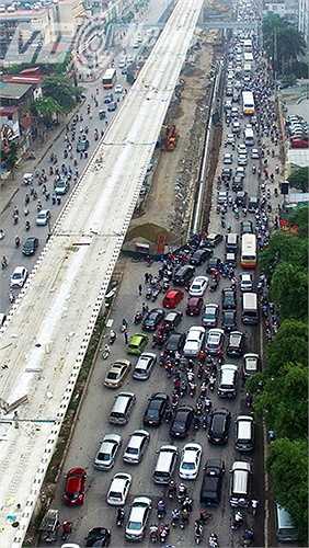 Tình trạng ùn tắc kéo dài hàng cây số dọc tuyến đường Nguyễn Trãi.