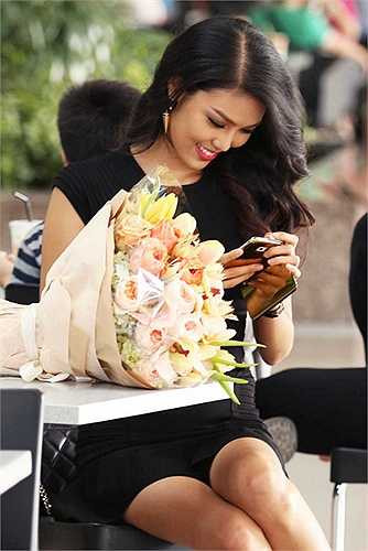 Sau một chuyến bay dài, Nhà thiết kế Alexis Mabille cùng các nữ trợ lý đặc biệt đáp cánh xuống sân bay Tân Sơn Nhất với một tinh thần sảng khoái và hứng khởi