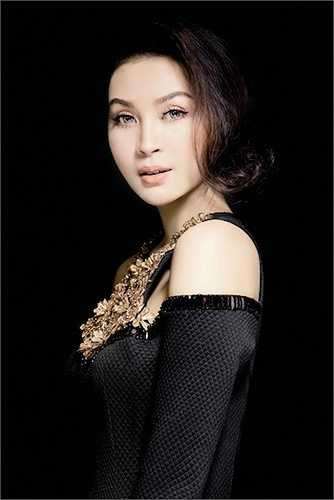 Trong bộ ảnh này, cô khoe nhan sắc trẻ trung như gái 18 cũng thân hình thon gọn dù đã ở tuổi ngoại tứ tuần.