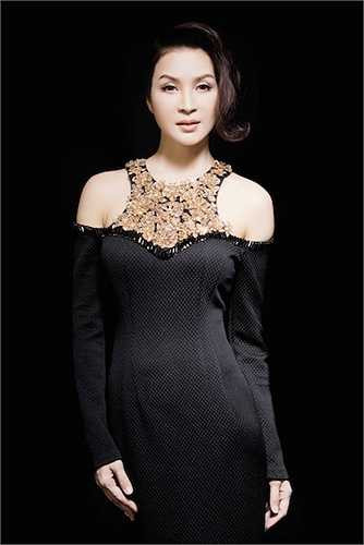 Ở tuổi U50, Thanh Mai không ngần ngại khoe ra những đường cong nóng bỏng.