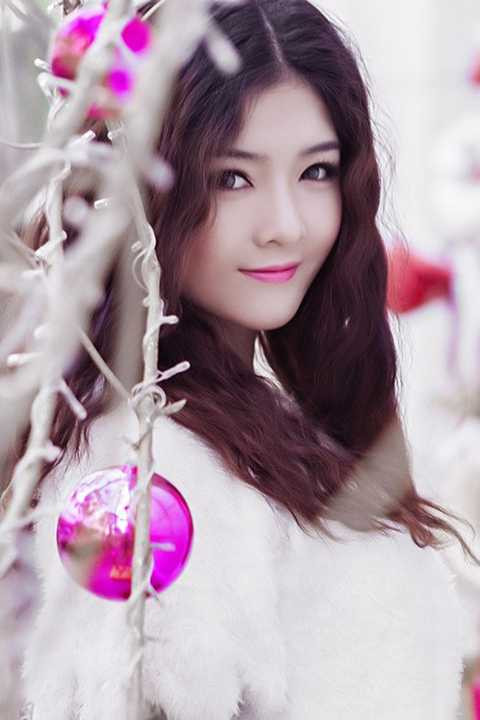 Hotgirl Lilly Luta được mệnh danh là búp bê Việt bởi nhan sắc yêu kiều. Vẻ ngoài xinh đẹp - từng có mối tình ngắn ngủi với ca sĩ Bùi Anh Tuấn, nhưng ít ai biết tên thật của búp bê Lilly Luta lại cách xa một trời một vực với nghệ danh. Cô tên thật là Nguyễn Thị Lượm. 