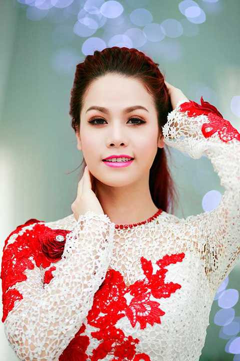 Xuất thân là người quê gốc miền Tây, vì thế mà tên thật của nữ ca sĩ Nhật Kim Anh có phần hơi chân quê. Tên thật của cô là Phan Kim Huê.