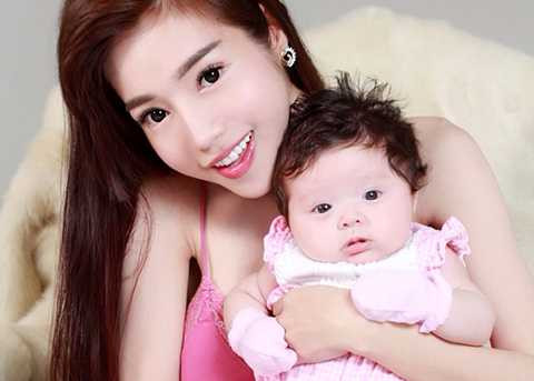 Hotgirl Elly Trần nổi tiếng với gương mặt xinh xắn, vòng 1 siêu khủng cùng một nghệ danh Tây khá kêu. Tuy nhiên, tên thật của cô nàng lại rất giản dị là Nguyễn Kim Hồng.