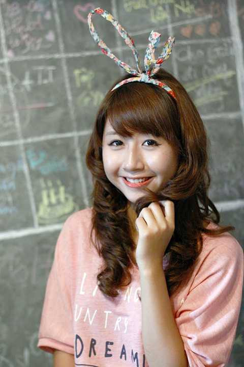 Được nhiều người biết đến từ sau cuộc tình ngọt ngào và sau cùng là sự chia tay đầy tiếc nuối cùng hotboy Bê Trần, Quỳnh Anh Shyn xinh xắn đã vui vẻ trở lại với các hoạt động của showbiz. Cô học giỏi và rất tích cực làm người mẫu teen cho một số tạp chí. Quỳnh Anh Shyn tên thật là Phí Quỳnh Anh. 