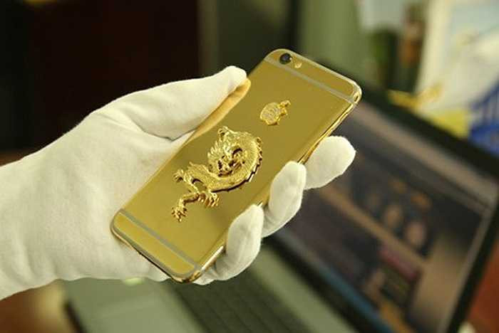 Các đại gia yêu thích 'độ' iPhone 6 ở Việt Nam cũng không ngần ngại chi thêm tiền để 'thay áo' cho máy. Ngoài mạ vàng, đính kim cương, một số chi tiết như logo quả táo Apple hoặc hình rồng vàng được gắn lên mặt sau của máy.