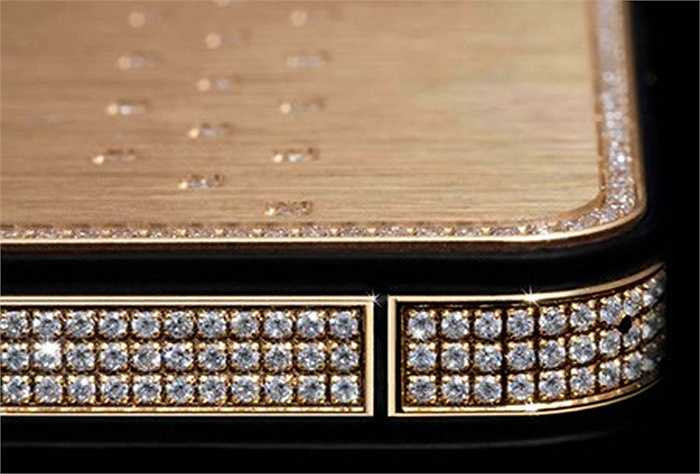 Vỏ nhôm kim loại bên ngoài iPhone 5 được thay thế bằng vàng 24 carat, phím Home được làm từ viên kim cương đen 26 carat do chính khách hàng sở hữu.Stuart Hughes đã mất tới 9 tuần để hoàn thiện sản phẩm hoàn toàn bằng tay.