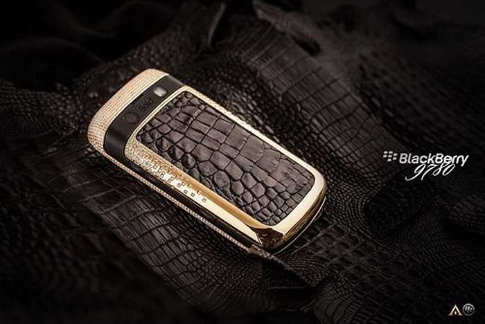 Phần viền của điện thoại được đính kim cương tự nhiên, tổng số 13.8 carats, nắp lưng chế tác thủ công bằng vàng khối 18K. 