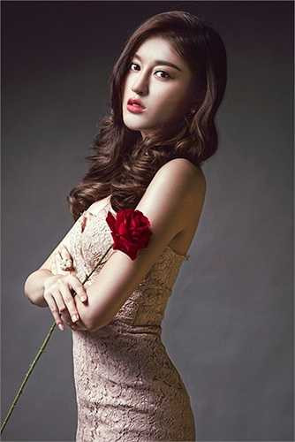 Cô sở hữu lượng fans hùng hậu và đông đảo không thua kém gì các người đẹp đàn chị trong Vbiz. Huyền My sở hữu đôi mắt đẹp, hút hồn luôn khiến cho người phải ghen tỵ.