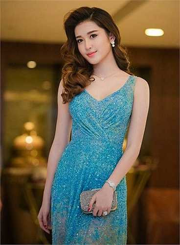 Không chỉ đam mê thể thao, việc trau dồi kiến thức làm đẹp, gu ăn mặc cũng là điều Huyền My rất quan tâm. Thời gian gần đây, Huyền My cũng thay đổi rõ rệt về cách trang điểm, gu ăn mặc, khiến các fan đua nhau học hỏi và ngợi khen. Ngoài đôi mắt, Huyền My còn sở hữu vóc dáng tự nhiên, quyến rũ 