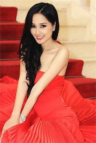 Mặc dù đã đăng quang ngôi vị Hoa vị Việt Nam đến nay đã được gần 10 năm nhưng vẻ đẹp của Hoa hậu vẫn tỏa sáng và có phần lấn át đàn em 