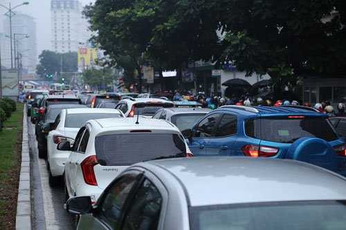 Các phương tiện kẹt cứng trên đường Láng Hạ