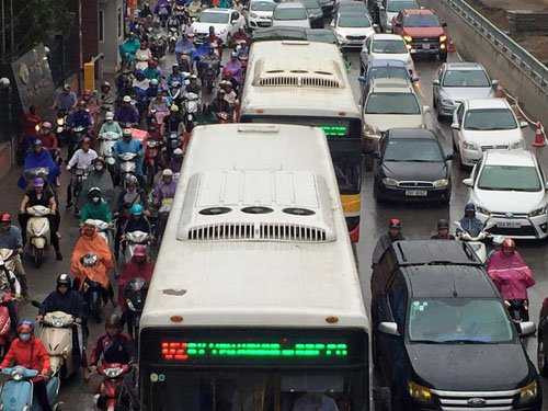 Ô tô tràn lòng đường, dân vác xe máy qua dải phân cách