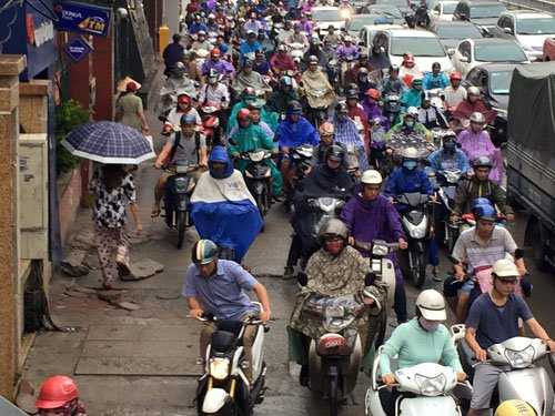 Nhiều người phải leo lên vỉa hè để đi