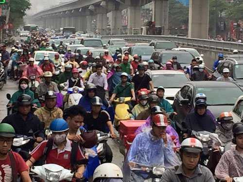 Dòng người đông nghẹt trên đường Nguyễn Trãi.