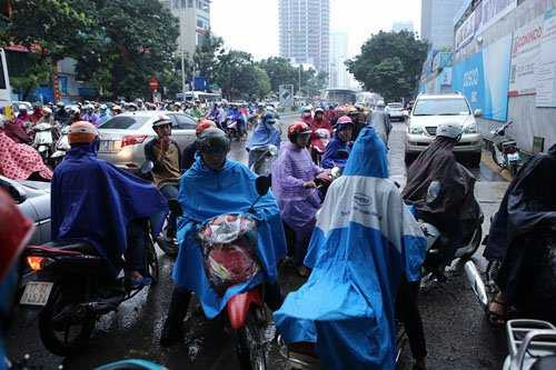 Ô tô tràn lòng đường, dân vác xe máy qua dải phân cách