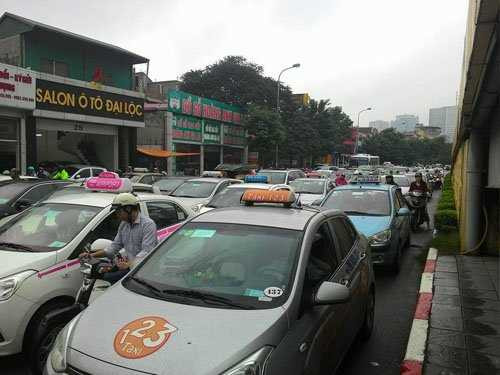 Ô tô tràn lòng đường, dân vác xe máy qua dải phân cách