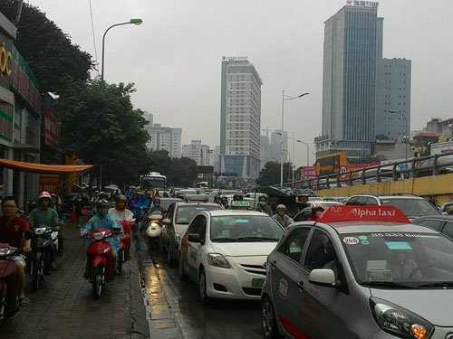 Đường Lê Văn Lương lên cầu vượt Lê Văn Lương - Láng Hạ lúc 8h30, do nhiều phương tiện cùng lên cầu dẫn đến ùn tắc kéo dài