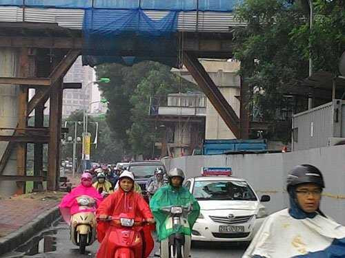 Đường Láng- đoạn gần phố Yên Lãng, do đang thi công tuyến đường sắt trên cao, lòng đường bị thu hẹp nên các phương tiện di chuyển khó khăn