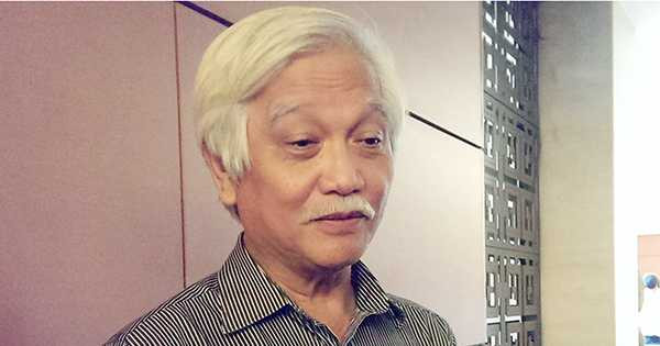 Ông Dương Trung Quốc trao đổi bên hành lang Quốc hội (Ảnh: Phạm Thịnh)