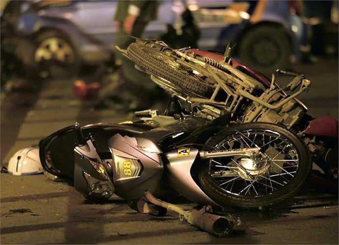 ... nhiều xe máy bị cán nát