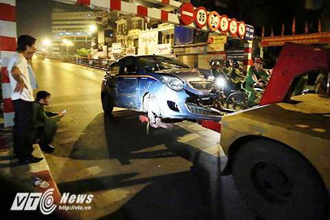 Chiếc xe taxi bị hư hỏng nặng sau vụ tai nạn Chiếc xe taxi bị hư hỏng nặng sau vụ tai nạn