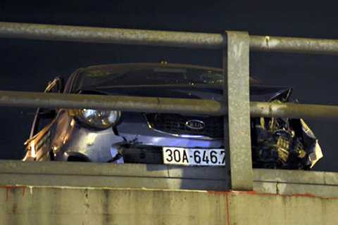 Phần đầu của chiếc taxi bị hư hỏng nặng sau cú va chạm mạnh Phần đầu của chiếc taxi bị hư hỏng nặng sau cú va chạm mạnh