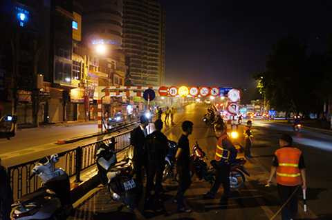 Hai đầu cầu vượt bị phong tỏa để phục vụ công tác khám nghiệm hiện trường Hai đầu cầu vượt bị phong tỏa để phục vụ công tác khám nghiệm hiện trường